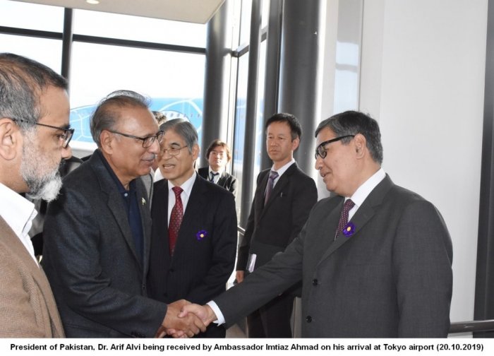 President of Pakistan Dr. Arif Alvi, being received by Ambassador Imtiaz Ahmad on his arrival at Tokyo Airport (20.10.2019)